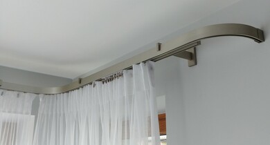 Karnisz apartamentowy z zastosowaniem łuków.